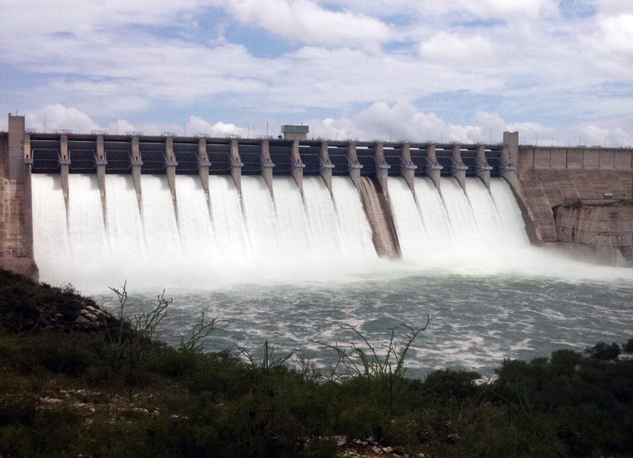 Una inmensa inundación del río Grande en 1954 afectó a Del Rio, ciudad fronteriza de Texas con Coahuila, México. Los ingenieros de EEUU se dieron cuenta que la única posibilidad de hacer una presa que pudiera contener las aguas del río y además producir energía eléctrica para la zona sería involucrando en el proyecto al territorio mexicano.