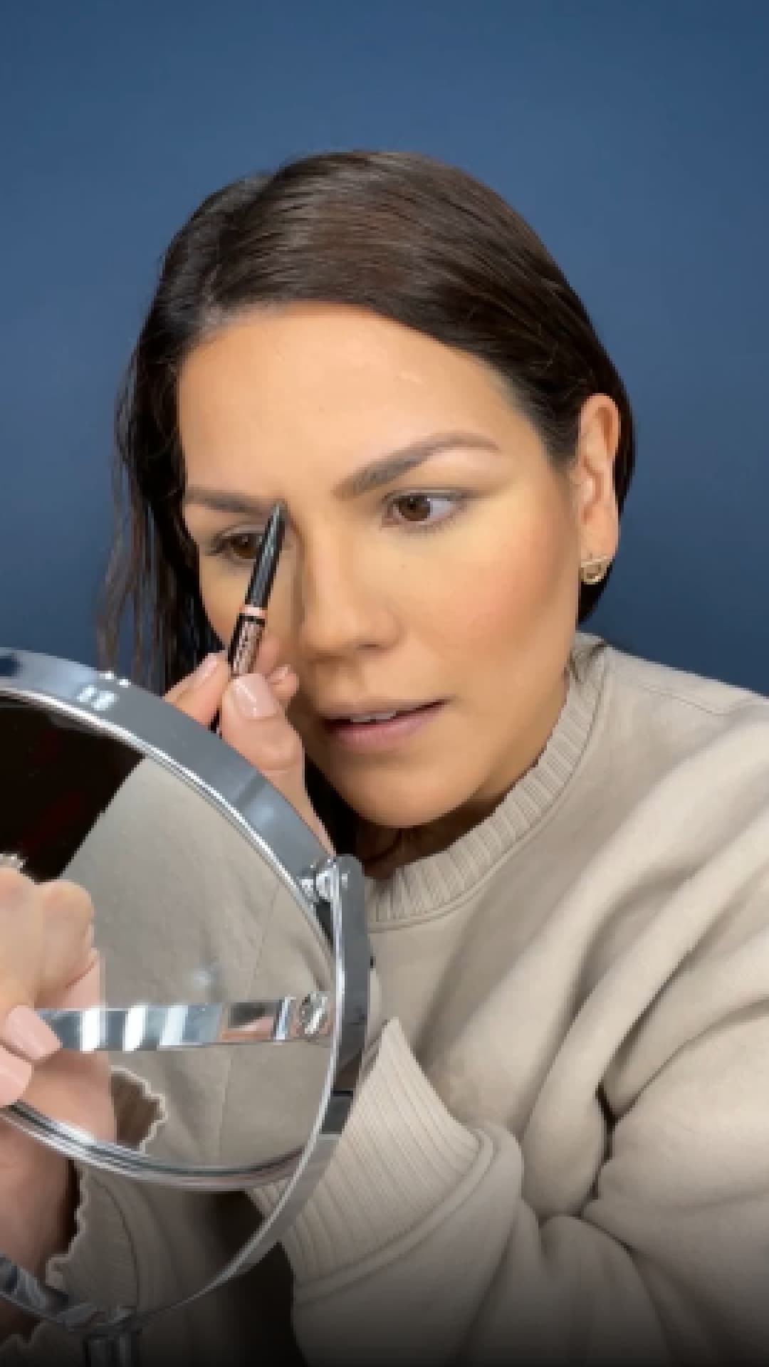 Con sencillas explicaciones, la presentadora detalla cada uno de los productos que usa y cómo los emplea para lucir espectacular, como las cejas que enmarcan su rostro.