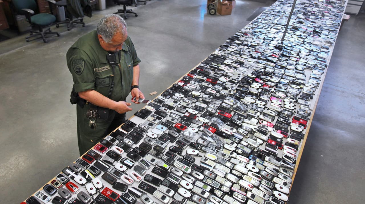 California buscará blindar sus cárceles al contrabando de celulares en 2017