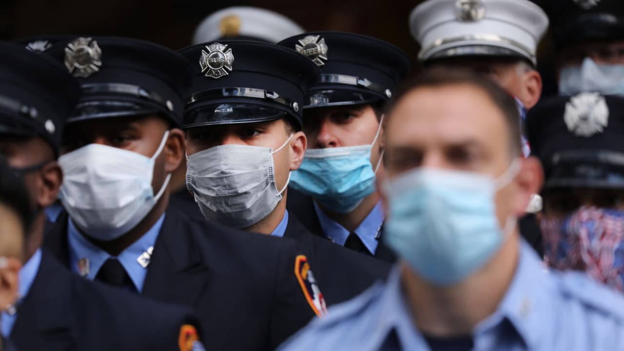NYC podría sufrir una escasez de policías y bomberos debido al mandato de vacunas