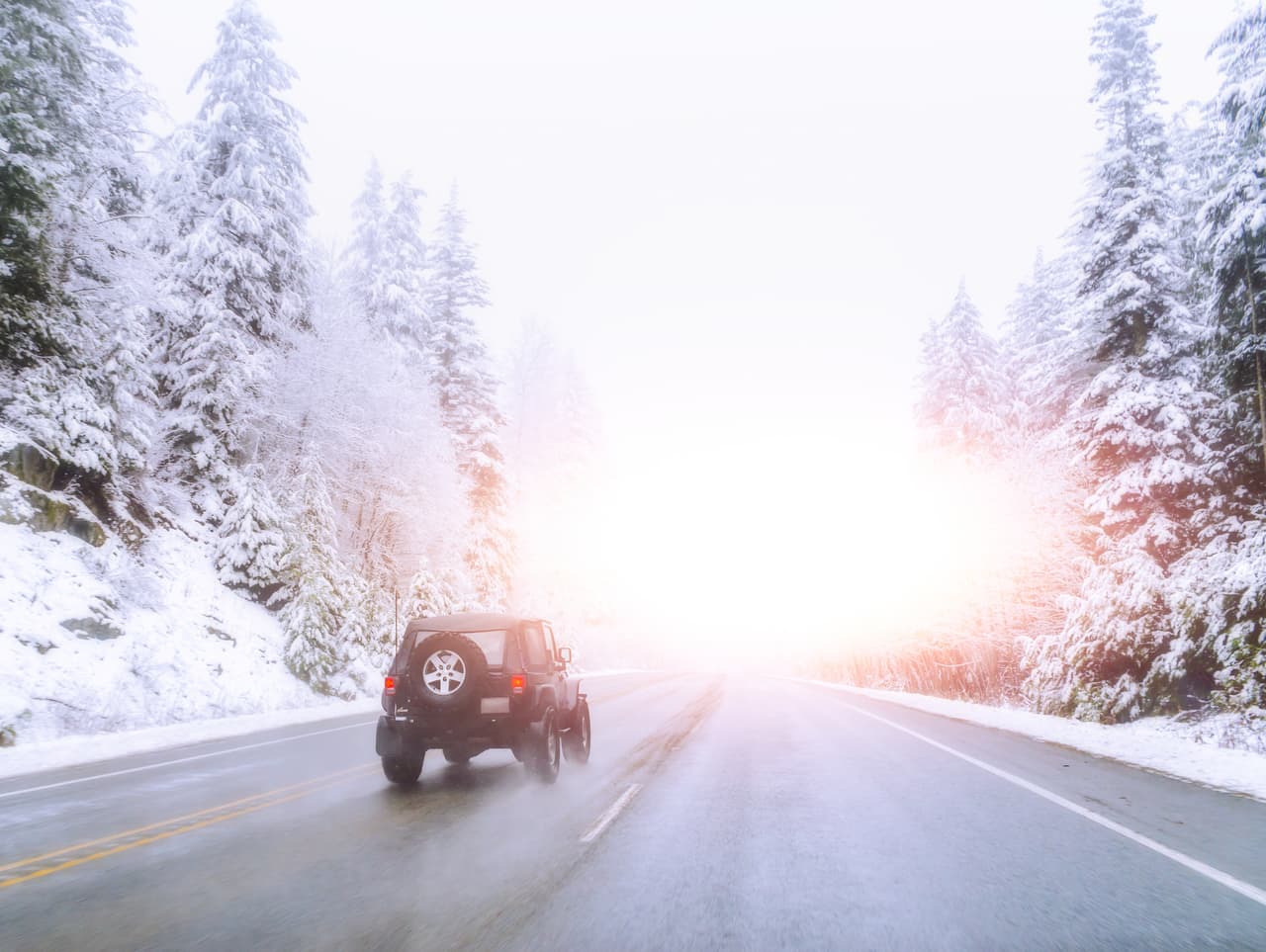 ¿Cómo saber si los frenos de tu carro están oxidados? Sencillo, estos emiten un chillido muy incómodo al conducir, incluso notable cuando llevas los vidrios arriba, y su desempeño disminuye. Si este es el caso, lleva tu carro al taller para que un mecánico los revise a fondo.