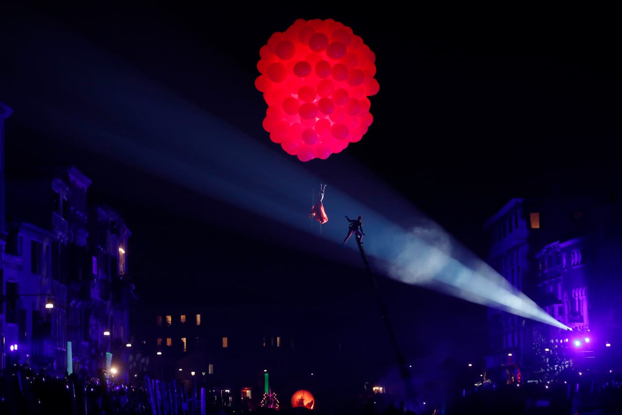 El carnaval de Venecia atrae tradicionalmente a personas de todo el mundo. La imagen muestra el momento de la apertura el pasado 8 de febrero, donde los globos rojos hicieron honor al tema central de este año.