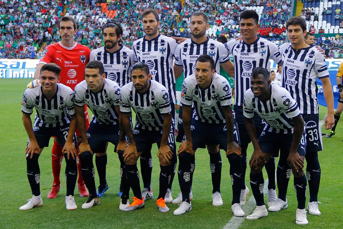 Los jugadores del Monterrey posan antes del inicio del encuentro.