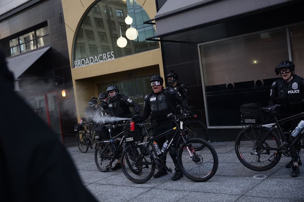 La ciudad lanzó un operativo de agentes a pie, en bici, a caballo y con vehículos para hacer frente a los manifestantes violentos.