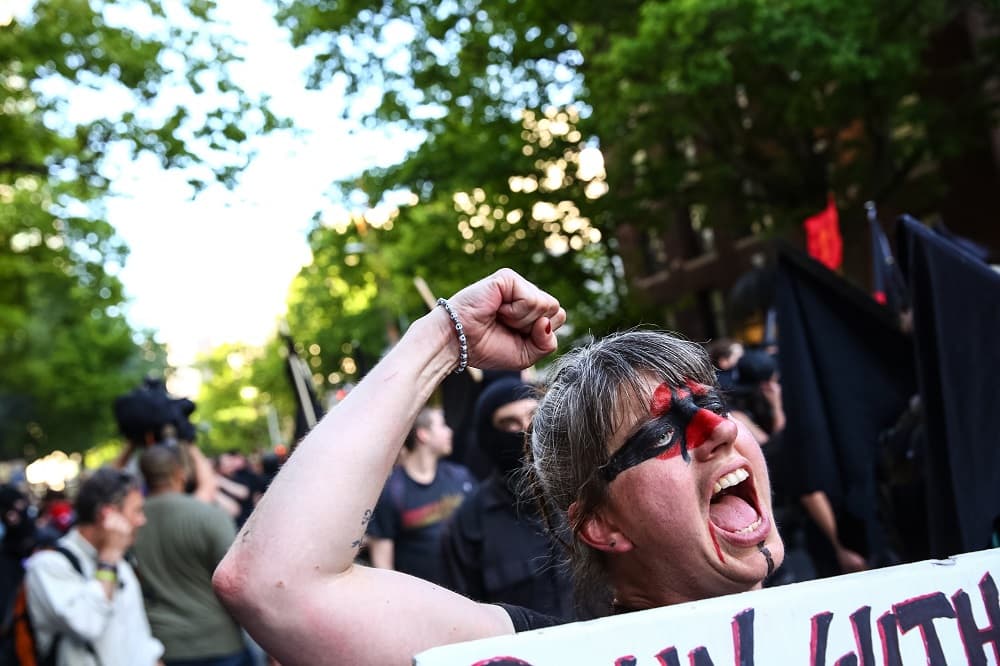 Una mujer lanza consignas anticapitalistas en las calles de Seattle. El alcalde de la ciudad, Ed Murray, condenó los actos violentos y alabó el trabajo de la policía.