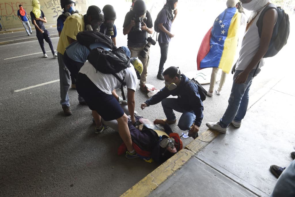 En otro incidente, el candidato a la Constituyente José Luis Rivas murió tras recibir varios disparos en un acto de campaña en la ciudad de Maracay, estado Aragua (centro). La Fiscalía, que no dio detalles, investiga lo ocurrido.