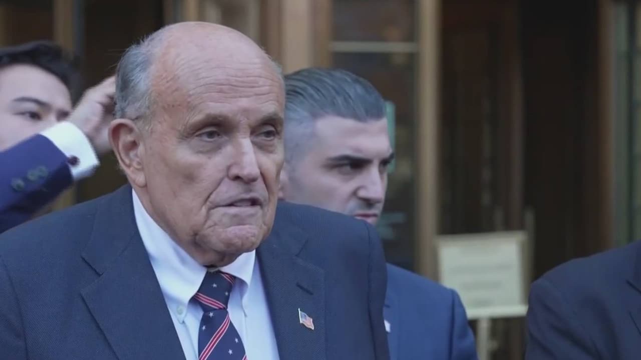 Rudy Giuliani sale de cuidados intensivos pero continúa hospitalizado por neumonía en Nueva York