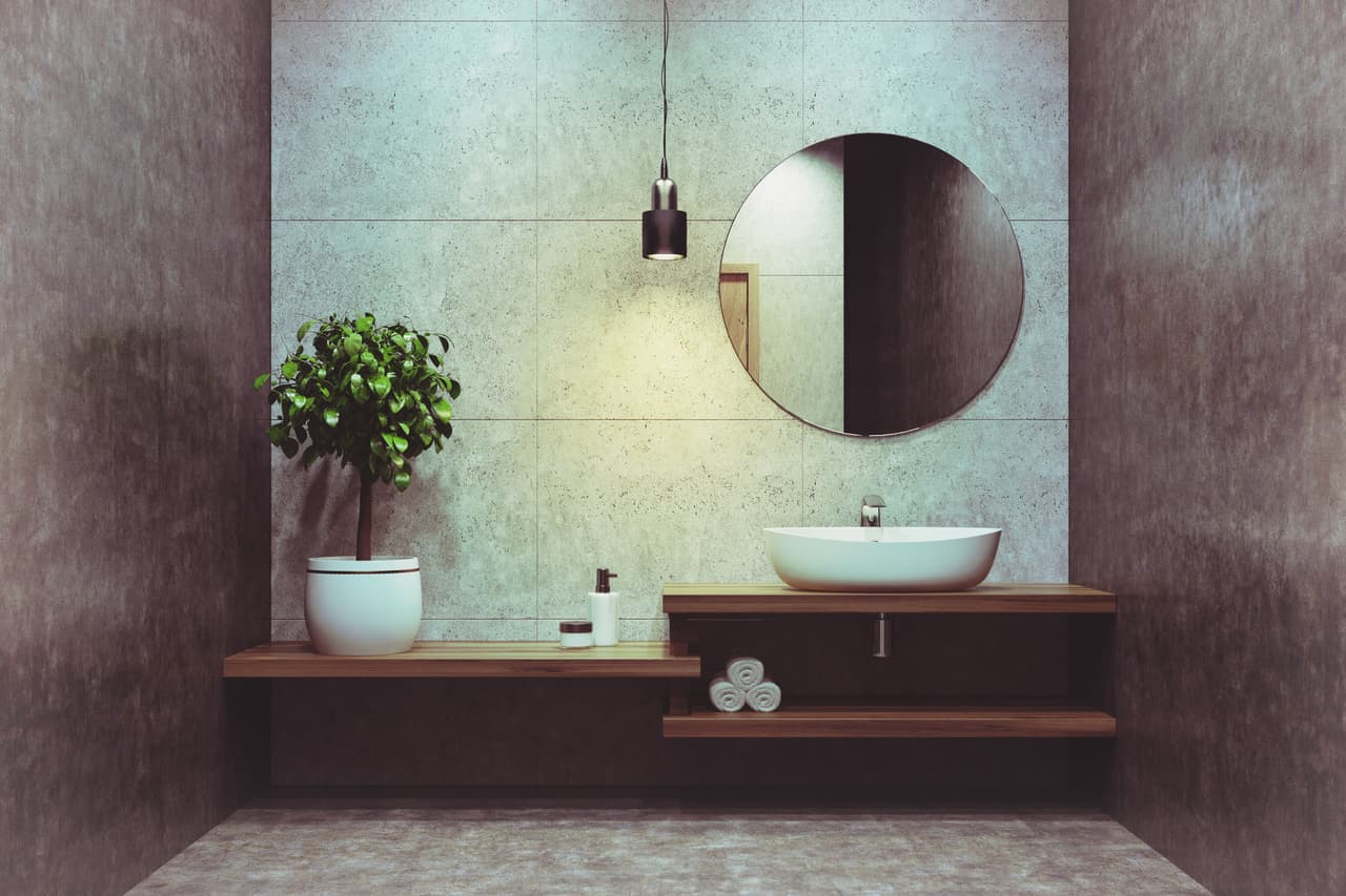 <b>Espejos circulares</b>. Sobre todo en baños y habitaciones, están reemplazando a los tradicionales rectangulares, agregando un punto focal dinámico. Para un efecto más intenso, agrégale luces colgantes alrededor, o apliques de pared a los lados, en tonos negros y dorados.