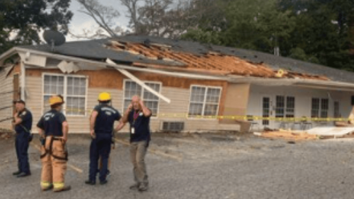 De momento no se ha confirmado que algún tornado haya tocado tierra. Tampoco se registran personasl lesionadas, solo daños materiales en regiones como Brown Bridge Road y Turner Lake Road.