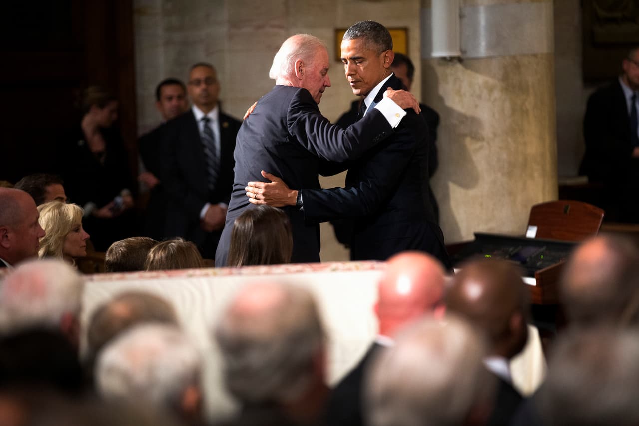 En mayo de 2015 murió, a los 46 años, Beau Biden, el hijo mayor del vicepresidente. Llegó a ser mayor del Ejército y Fiscal General de Delaware durante 8 años. El joven Biden no resistió un cáncer fulminante que atacó su cerebro. En la fotografía Biden junto a Obama en una de las ceremonias funerarias en Delaware.