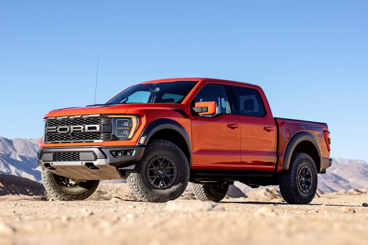 Los propietarios incluso pueden controlar la camioneta a través de FordPass, una aplicación móvil que permite bloquear o desbloquear el seguro de las puertas, verificar la presión de las llantas y el nivel de combustible, y activar otras funciones recientemente añadidas como iluminación de zona, alertas de robo de remolque y verificación de luz de remolque.