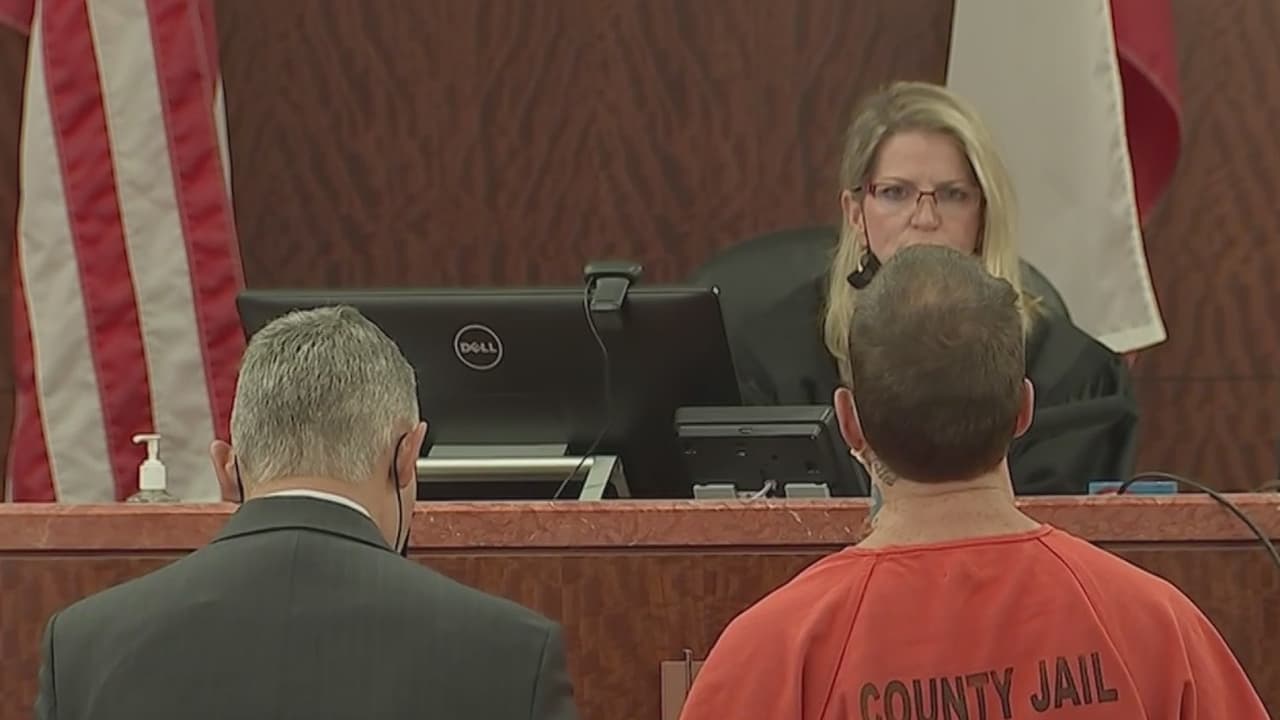 <b><a href="https://www.univision.com/local/houston-kxln/se-presenta-en-corte-brian-coulter-acusado-por-muerte-del-nino-hallado-en-un-apartamento-junto-a-sus-hermanos-video">La audiencia contra Coulter</a></b>, sospechoso de asesina al menor de 8 años, hijo de su pareja, Gloria Williams, se llevó a cabo la mañana de este jueves. Se formalizó el cargo contra él, se leyeron los requerimientos, en caso de poder pagar un millón de dólares que se le impuso de fianza; y notificaron sobre sus derechos. “Este caso en particular es horrendo”, dijo la fiscal Andrea Beall.