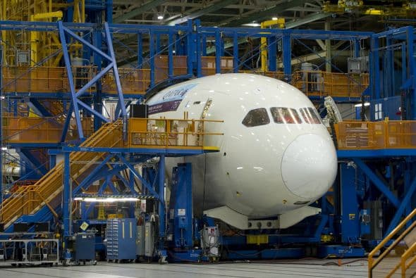 "La decisión de cerrar la fábrica de Wichita fue difícil de tomar pero se apoya en un estudio completo del entorno actual, del futuro del mercado y de nuestra capacidad de permanecer competitivos a la hora de responder a las necesidades de nuestros clientes para ofrecer las mejores soluciones y las más asequibles", indicó Mark Bass, responsable de la división militar de Boeing.