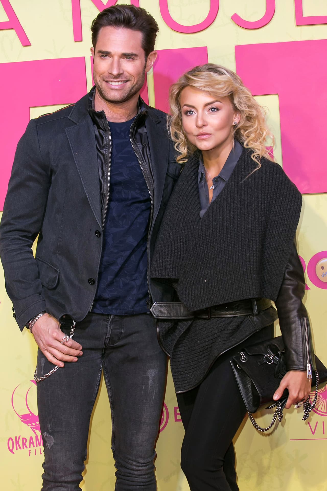 Ahora que trajo a su presente aquel recuerdo,
<b> <a href="https://www.univision.com/shows/el-break-de-las-7/amarme-es-lo-mas-hermoso-sebastian-rulli-habla-de-angelique-boyer-en-las-rapiditas-de-el-break-de-las-7-video" target="_blank">la pareja de Sebastián Rulli</a></b> justificó que la situación se debió a su corta edad. 
<br>