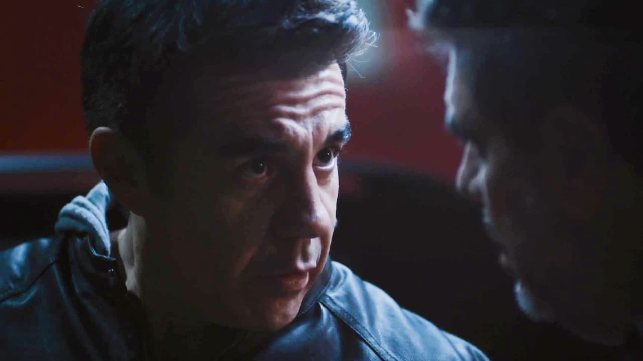 Toño decidió ir a su antigua casa para ver cómo estaba su mamá, pero no contaba con que se encontraría con su padre, quien le pidió una explicación sobre su pérdida de memoria. A Toño no le quedó más remedio que darle dinero para calmarlo.