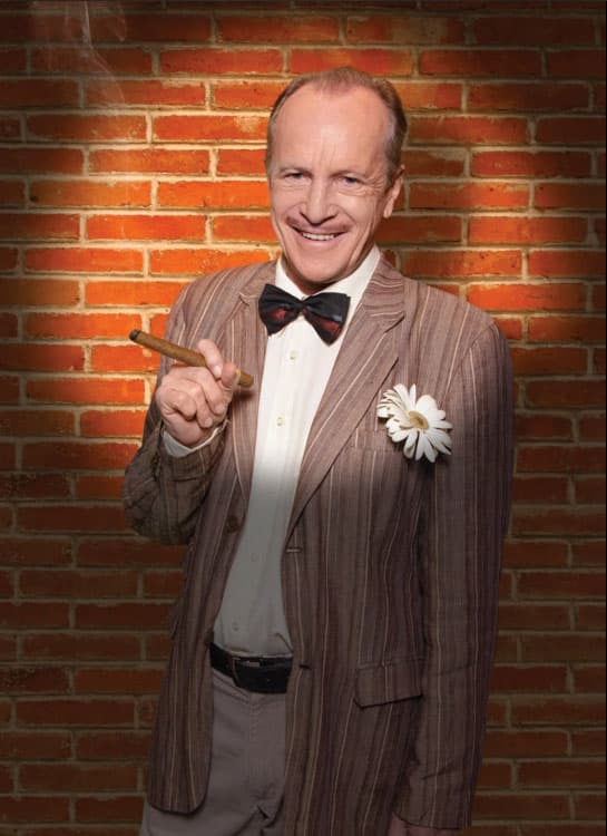 Él también aprendió artes escénicas en la Universidad Autónoma Nacional de México (UNAM).