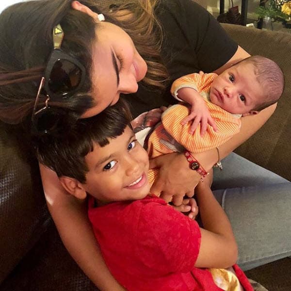 Esta tierna foto capturó la felicidad de tenerlo entre sus brazos: "Ay chu mamá mi angelito hermoso, estoy enamorada. Tengo la bendición de ser tía una vez más y por fin conozco a mi sobrino recién nacido, Fabián. Dios los bendiga hoy, mañana y siempre mis amores Dominic y Fabián, Dios me los proteja siempre. ¡Feliz con momentos así!", escribió en Instagram.