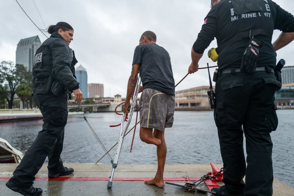 El hombre se ha ganado su apodo en parte porque sorteó el huracán Helene en su velero, pero también porque no tiene una pierna, aunque el personaje del ‘Teniente Dan’ no tenía ambas extremidades.