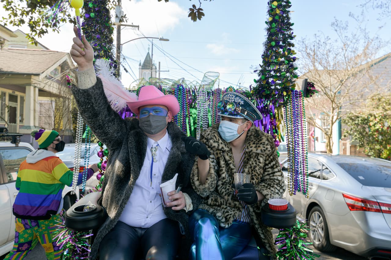 El Dr. Scott Gottlieb, excomisionado de la Administración de Drogas y Alimentos de Estados Unidos (FDA), se mostró optimista con la 
<i>CBS </i>al señalar que los estadounidenses que todavía no se han vacunado, 
<a href="https://www.cbsnews.com/video/gottlieb-says-pockets-of-u-s-could-see-very-dense-outbreaks-as-delta-variant-spreads/" target="_blank">pronto tomarán la decisión de hacerlo para el otoño. </a>
<br>