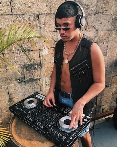 En la primera parte de la carta dirigida al boricua, se lee: "Y dígame usted... ¿Cómo logro yo inspirar a mis estudiantes y que estudien? ¿Cómo? Cuando en este mundo de fantasía virutal y relaciones electrónicas lo ven a usted como un Dios. ¿Cómo es que yo como maestra después de años de estudios apenas logro pagar mis cuentas, mientras usted por rimar palabras obscenas gana millones? [...]".