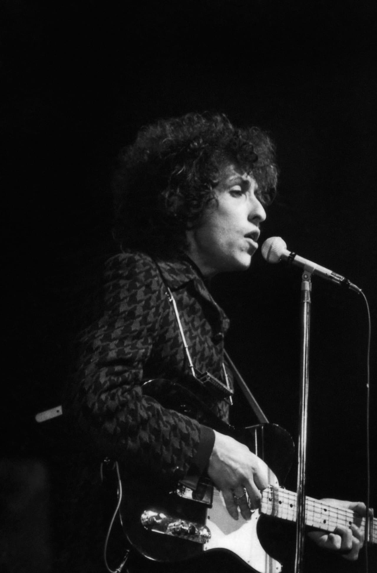 Bob Dylan había abrazado con sus enigmáticas letras temas como los derechos civiles y las drugas y había creado una figura que aunque rebelde parecía siempre encajar con sus trajes de señor. Estando en la cúspide lanzó su canción 'Like a rolling stone' (1965) clasificada por muchos como la mejor canción del Siglo XX, aunque nunca llegara a ocupar el puesto número uno porque ‘I got you babe’ de Sonny y Cher no se lo permitió.
<br>