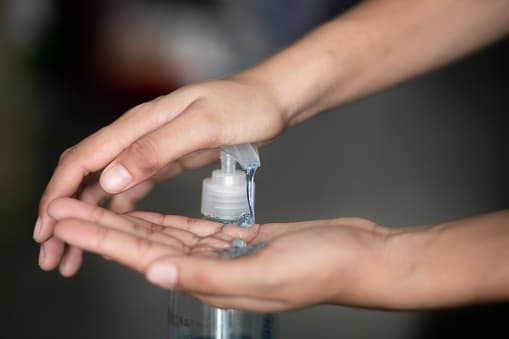 Los dueños de estos estudios no pueden permitir que un empleado o contratista con contacto cercano conocido con un paciente de coronavirus regrese a trabajar hasta el final del período de auto cuarentena de 14 días desde la última fecha de exposición (con una excepción otorgada para la salud trabajadores de cuidado y trabajadores de infraestructura crítica).