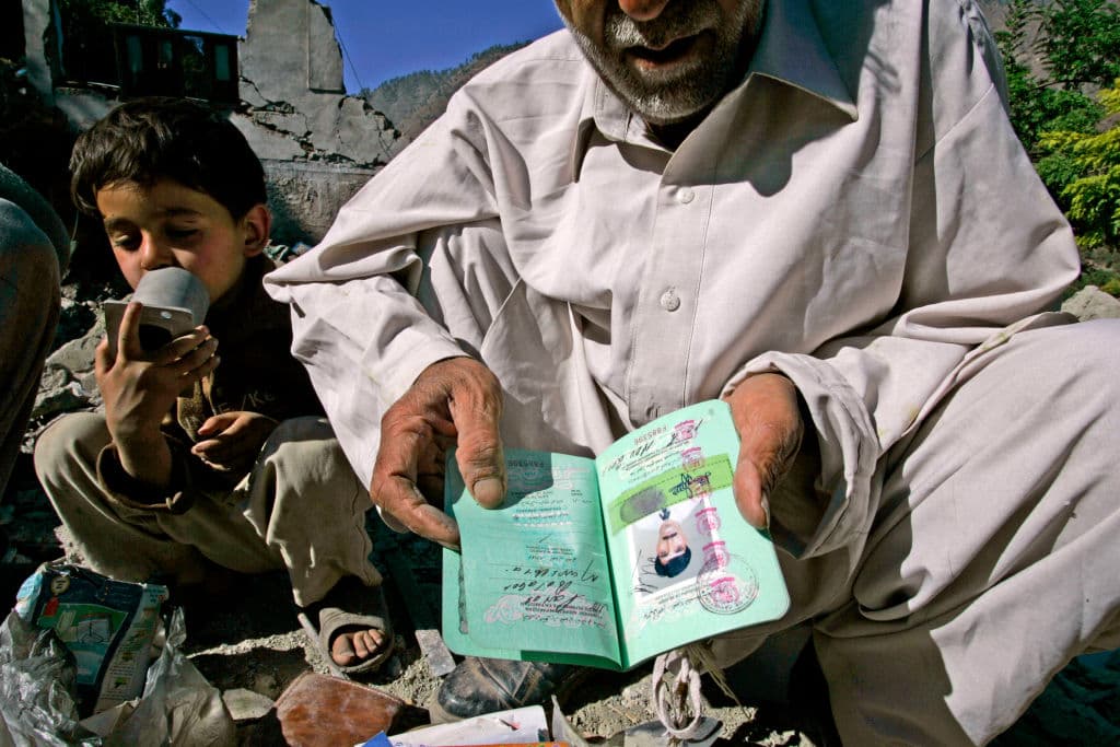 Puesto 5.
<b>Austria</b>,
<b>Holanda</b> y
<b>Portugal</b> ocupan el quinto puesto ya que su pasaporte permite la entrada a 185 naciones. En el lugar 104 se encuentran
<b>Somalia</b> y
<b>Pakistán</b>, cuyos pasaportes se reducen a 31 entradas sin necesidad de visa. En la imagen un hombre muestra un pasaporte en Paras, Pakistán.