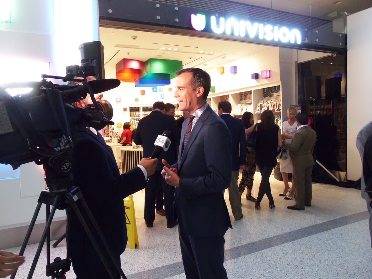 Así se festejó la inauguración de la tienda de Univision en LAX