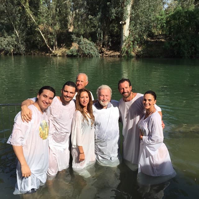 El 29 de abril de 2015, los actores y el periodista fueron bautizados en el Río Jordán.