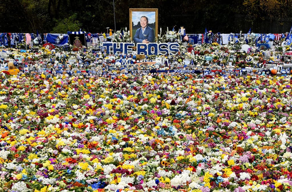Miles de ofrendas siguen en las afueras del King Power Stadium desde el día del accidente de helicóptero.