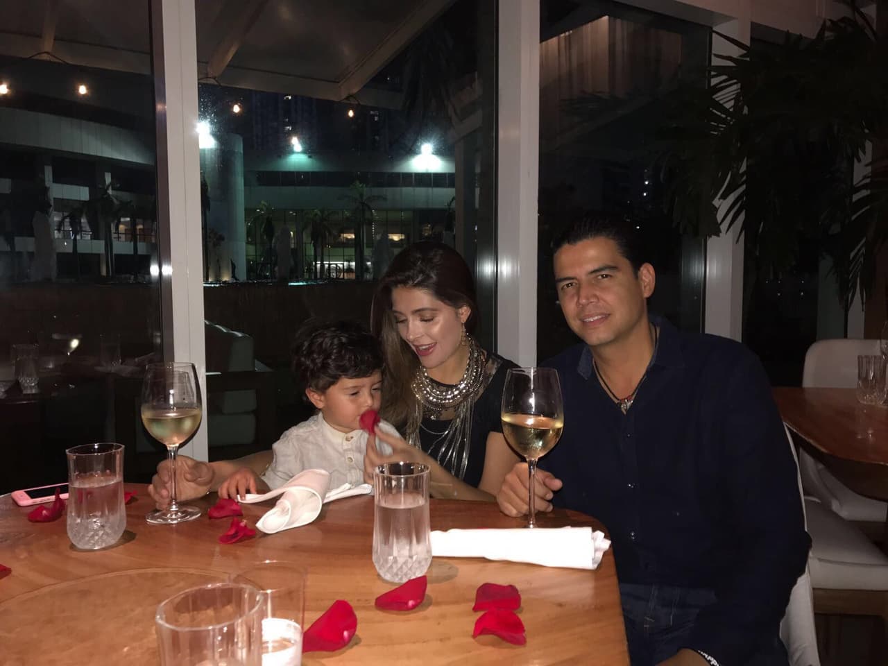 Joshua, ayudado por su padre Orlando Segura, le celebró el cumpleaños a su hermosa mami Catalina Mesa con una hermosa y deliciosa cena en el restaurante 'El Cielo' en la ciudad de Miami.