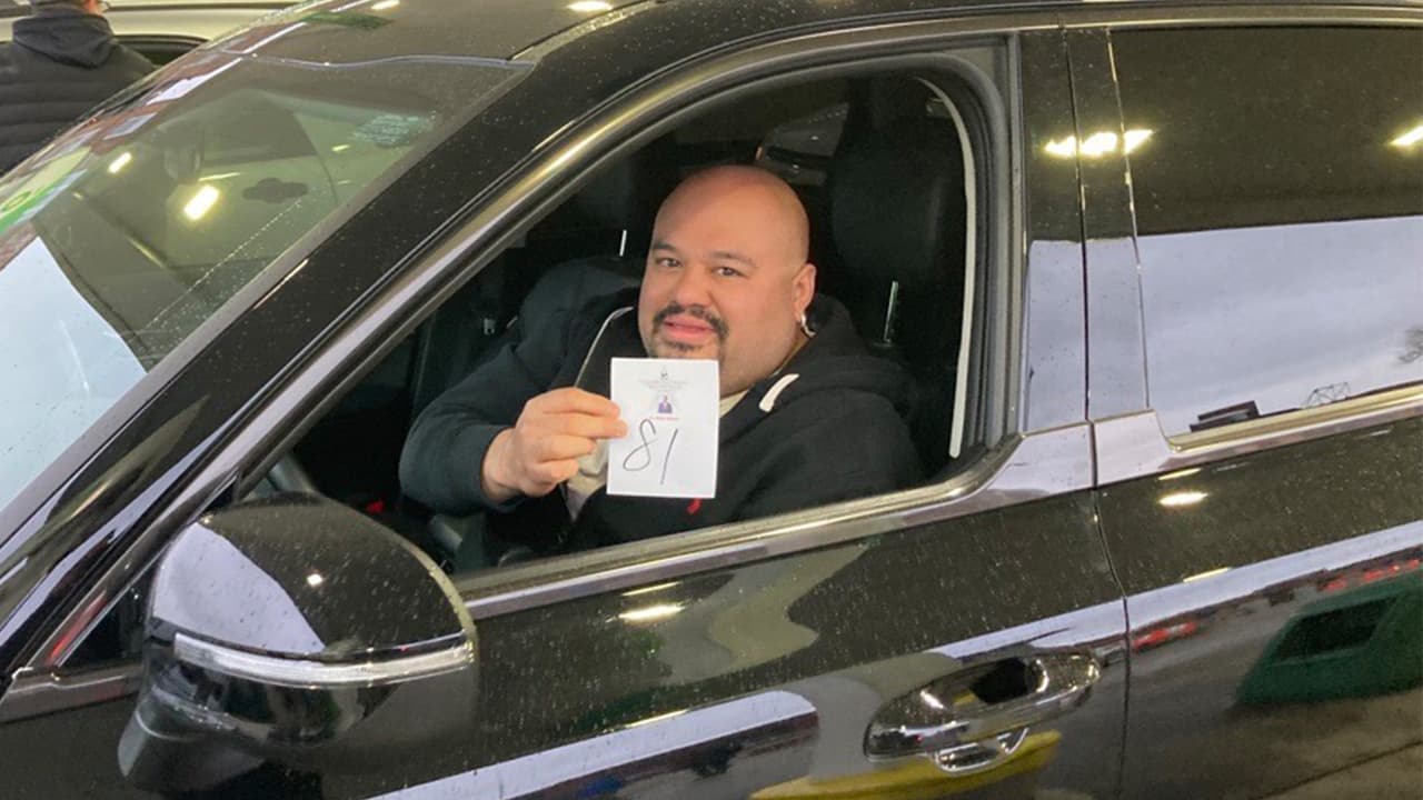 A los asistentes se les entregó un pase para recibir el combustible en tandas de 50 dólares por auto.