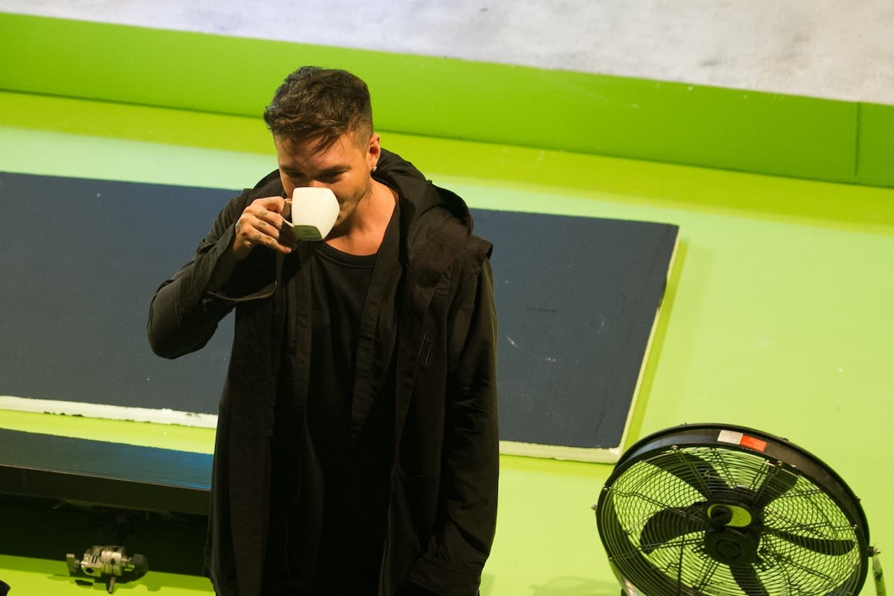 Cada que podía tomar un descanso de las grabaciones, J Balvin aprovechaba para tomar un rico café.