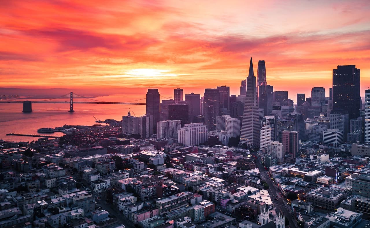 <b>San Francisco</b> subió siete posiciones con respecto al reporte de 2014. De acuerdo con 
<a href="https://www.dbresearch.com/PROD/RPS_EN-PROD/PROD0000000000494405.pdf" target="_blank">Deutsche Bank</a>, el salario promedio entre los residentes de la ciudad es de $6,526 mensuales. Y aunque los precios de la renta también son elevados, los excedentes después de pagar el alquiler pueden llegar casi a los $5,000 al mes.