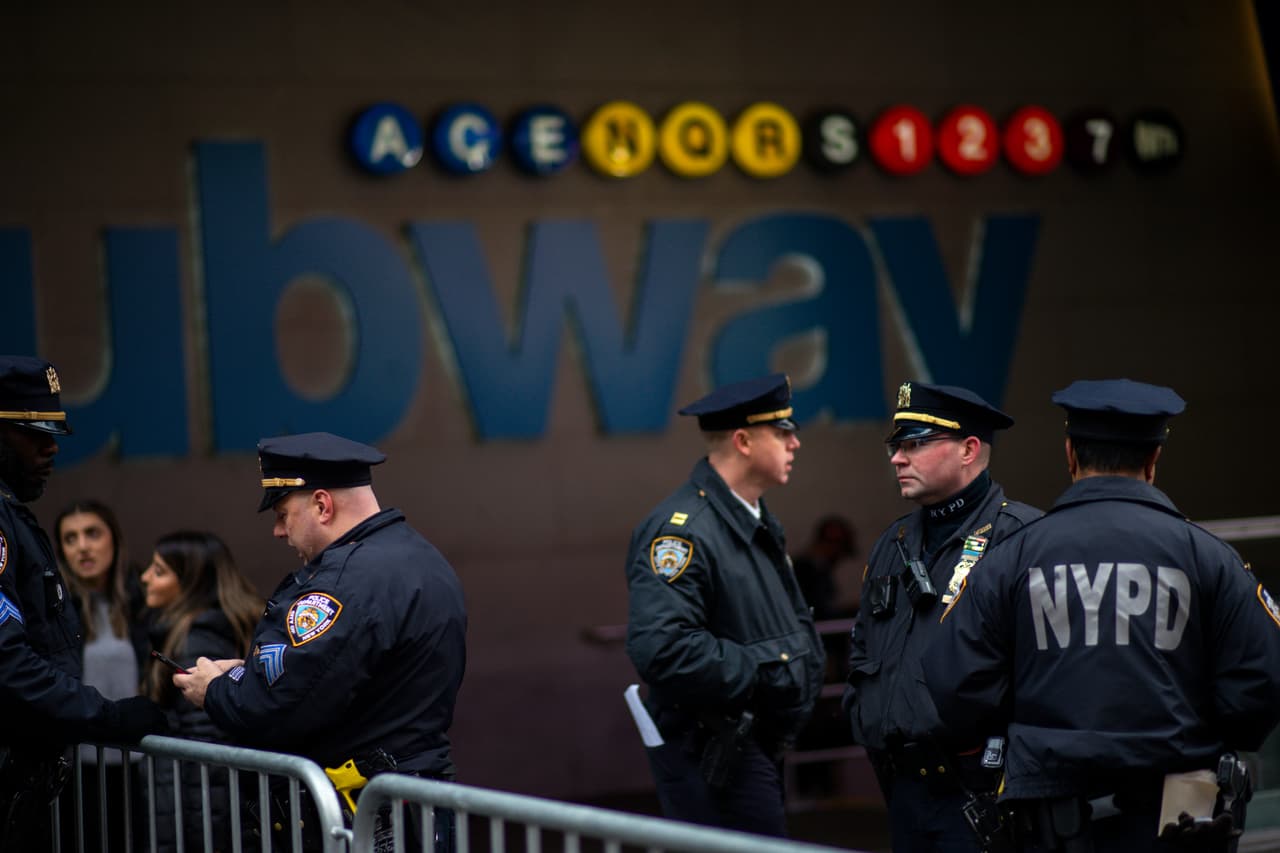 ¿Cómo puede hacer Bloomberg para superar el mayor problema que tiene con las minorías?