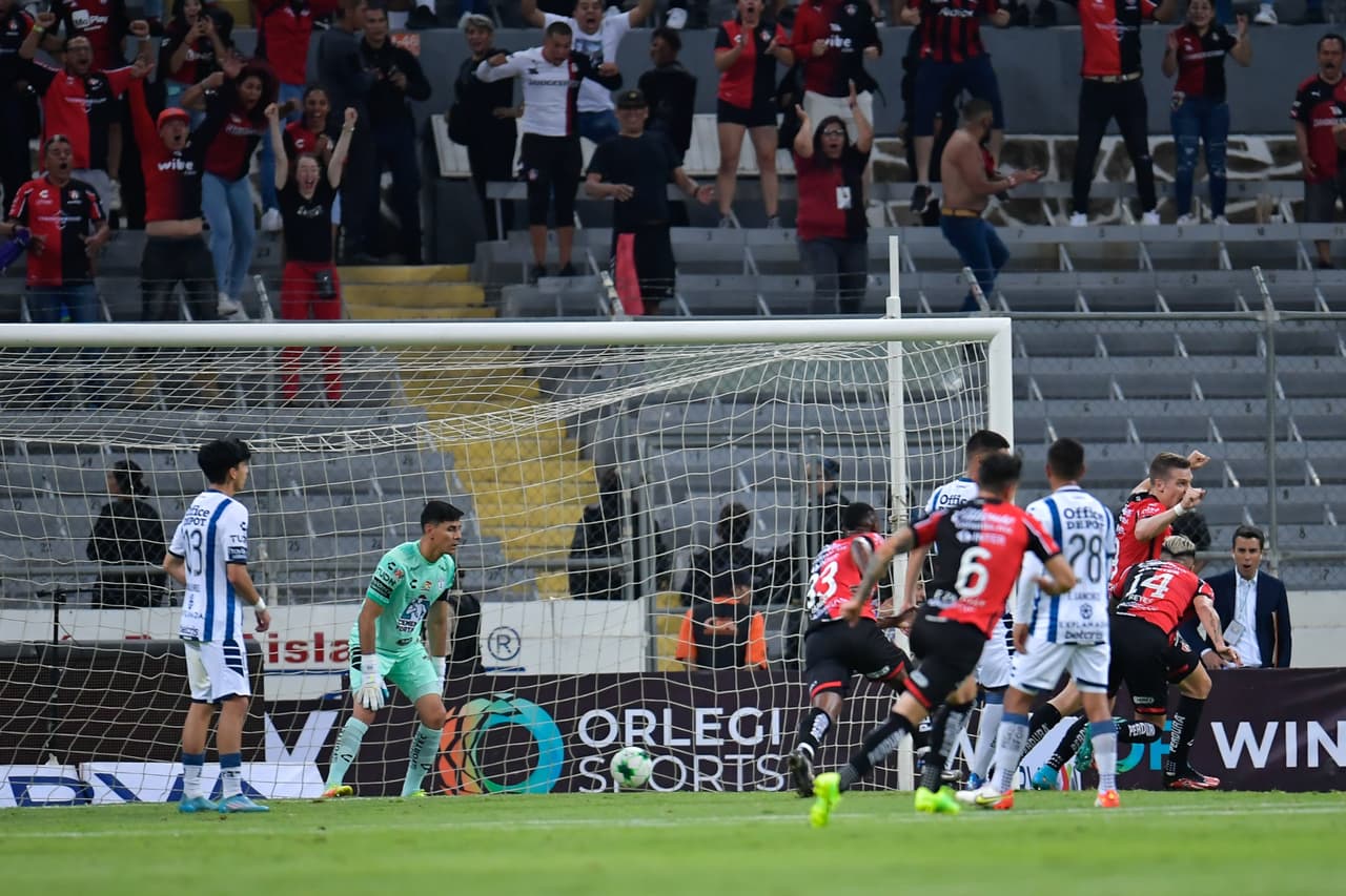 Luego de media hora sin emociones, Luis Reyes despertó al Jalisco al abrir a la banda y rematar el centro con la frente para el 1-0 de Atlas.