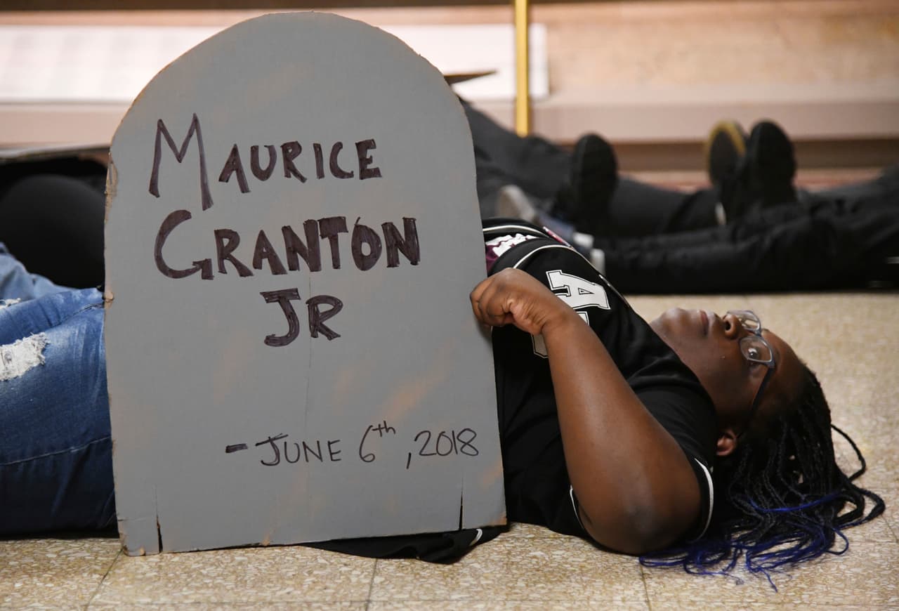Una de las jóvenes sostenía una supuesta lápida con el nombre de Maurice Granton, el joven negro asesinado por un policía de Chicago el 6 de junio de este año.
