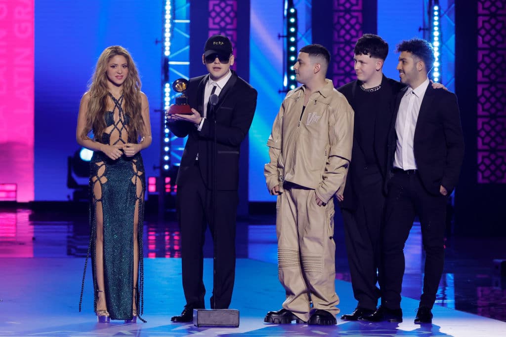 Shakira y Bizarrap en los Latin GRAMMY 2023.