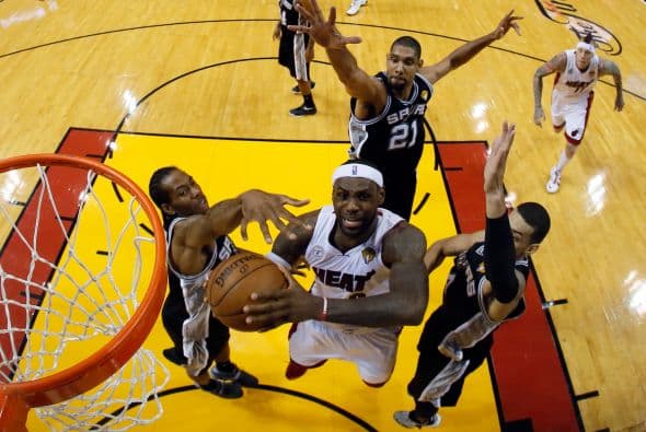 Habrá séptimo juego entre los Spurs y los Heat (30 fotos) ¡Locura total! Un juego electrizante, inolvidable, donde ambos equipos dieron una demostración inolvidable en el American Airlines Arena, manteniendo en vilo a los fanáticos en San Antonio y en Miami, primero durante los 48 minutos regulares y después en los 5 minutos de OT. .Tim Duncan, con una clásica demostración durante todo el partido, anotó más tantos en la primera mitad que la combinación de los 3 de Miami, Wade-James-Bosh 25/21, facilitando que los Spurs dominaran al Heat hasta comenzar el cuarto período, cuando Miami llevo a cabo un cambio de jugadores. Cuando solo faltaban 5 segundos para coronarse campeones los San Antonio Spurs, el incomparable Ray Allen empató el partido con un tiro de 3 puntos, forzando el OT. Con 1:43 en el reloj, LeBron James (triple/doble, 32 puntos, 11 asistencias y 10 rebotes) encaramó al Heat 101-100, y al concluir el OT, de nuevo Allen realizó una formidable jugada defensiva, dando dos puntos más al Heat, que terminó, a pesar de los umpires y para desconcierto de los comentaristas que daban el cetro a San Antonio, 103-101 sobre los Spurs. .