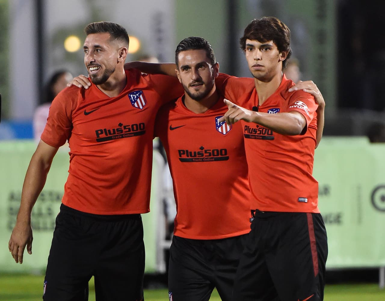 De izquierda a derecha, Héctor Herrera, Koke y Joao Felix, en la escuadra del Atlético de Madrid.
<br>