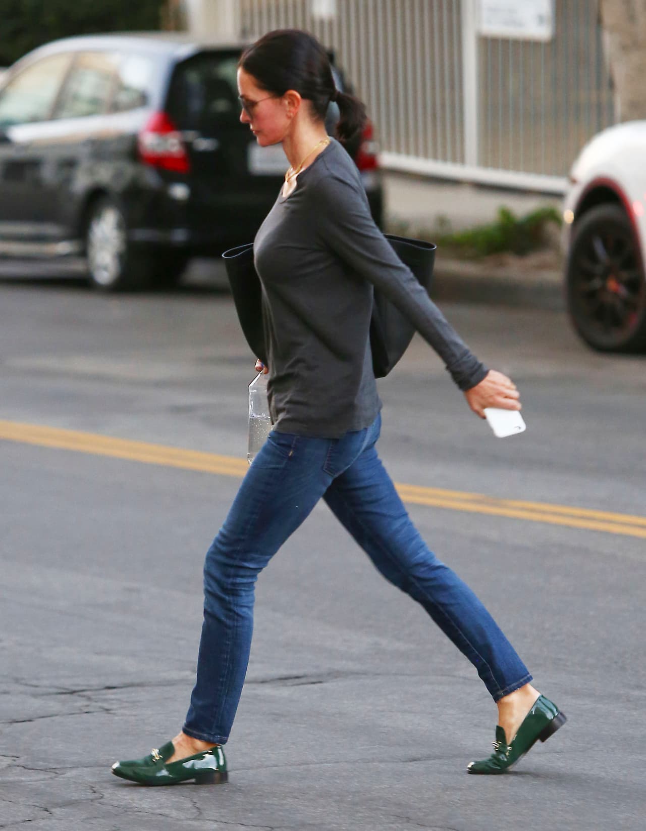 Iba muy seria, a hacer unas cuantas diligencias por su casa.