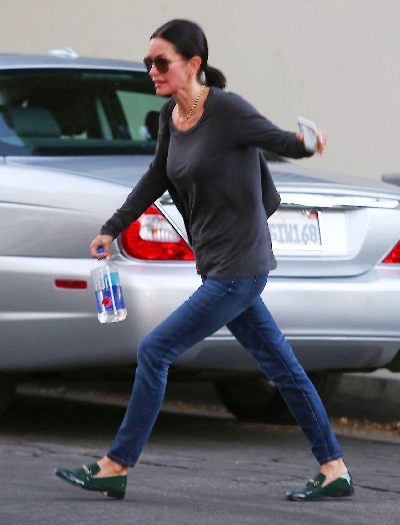 Courteney cruzó corriendo una avenida.