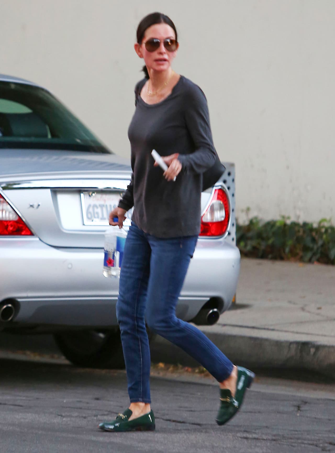 Con gafas oscuras para disimular.