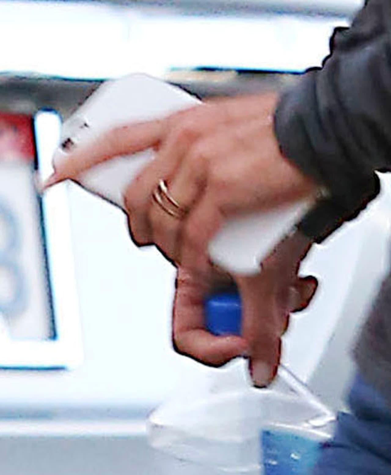 Y sí, ya no porta su anillote de diamantes.