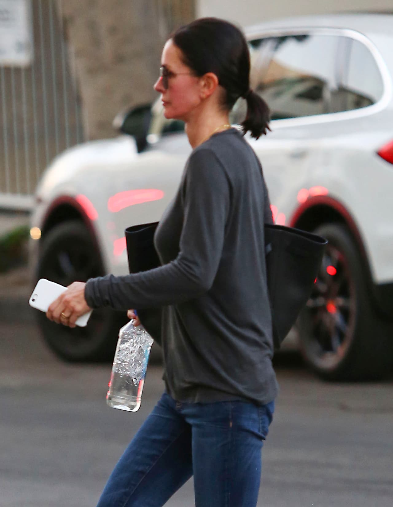 En cambio, tiene un par de anillos "normales" de oro.