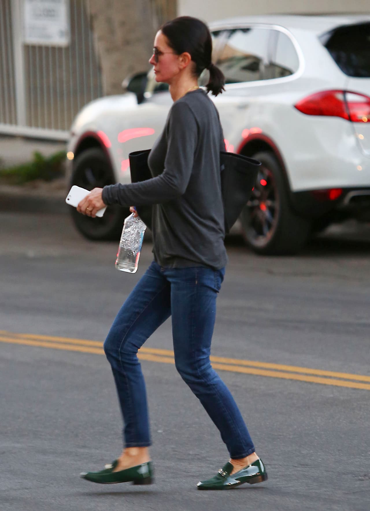 Iba en pleno relax con jeans y un suéter gris.