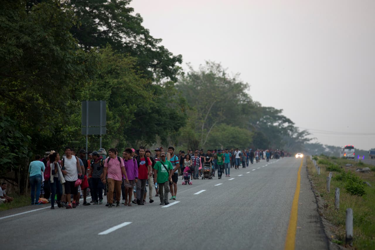 Los agentes mexicanos abordaron a grupos aislados del final de una caravana de unas 3,000 personas que atravesaba Chiapas, el estado más sureño de México.