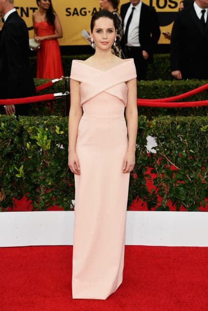 Felicity Jones, nominada por 'The Theory of Everything', con un tono rosado.