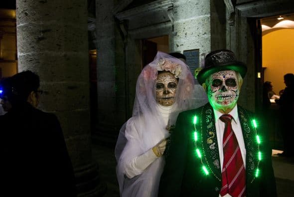 Una pareja pintados como Catrinas salió a caminar por las calles del centro de Guadalajara en la primer noche del Día de Muertos.  