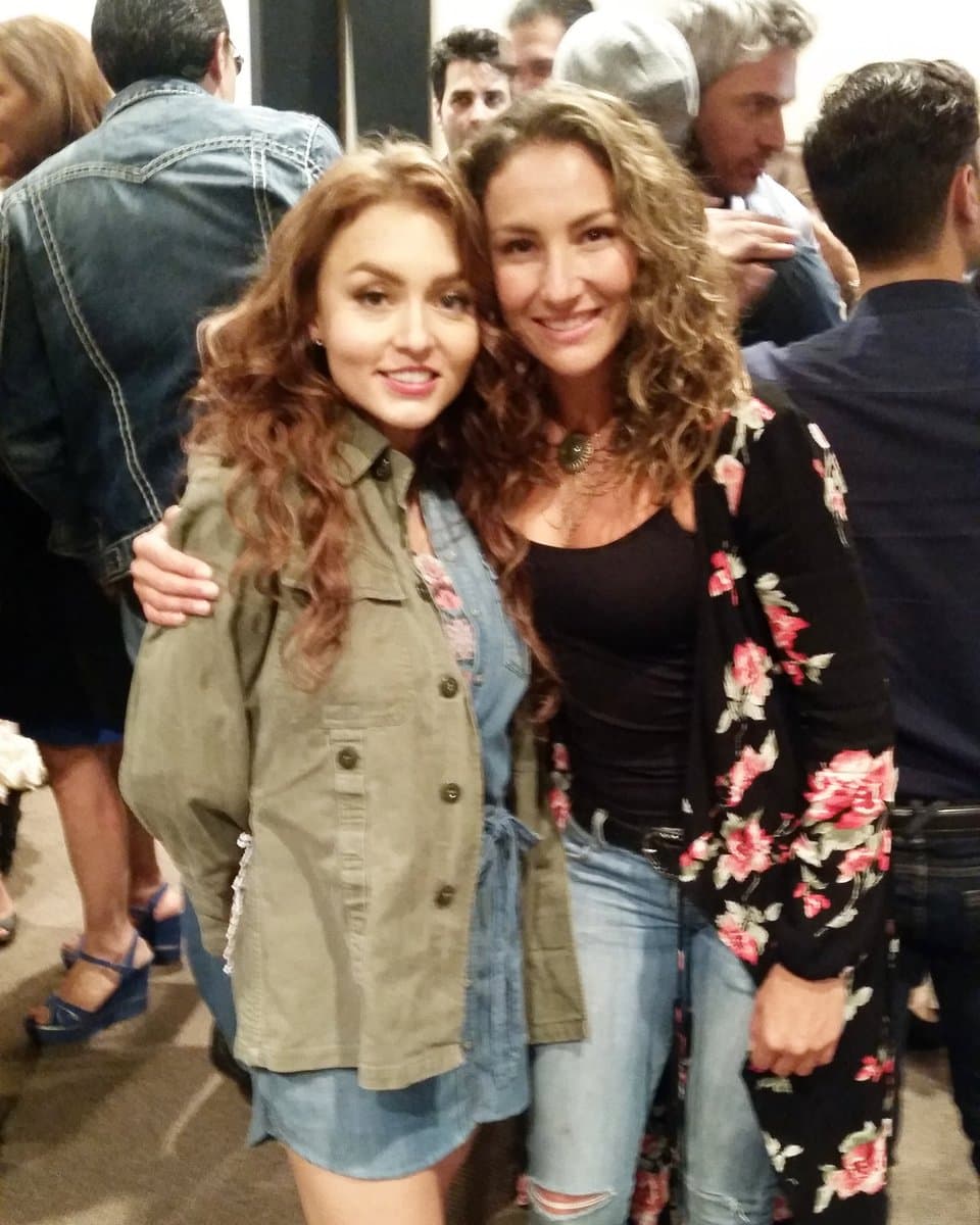 Claudia (Anahí Fraser) y Ana Lucía (Angelique Boyer) aquí se ven muy parecidas, ¡podría haber una cuarta Ana!